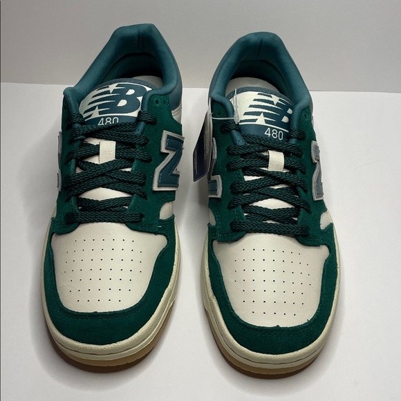 NIB New Balance Women’s Green & Cream Low-Top Sneaker. Size 7.5 - Picture 3 of 5